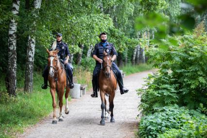 Москва. Сотрудники конной полиции на территории парка `Сокольники`.