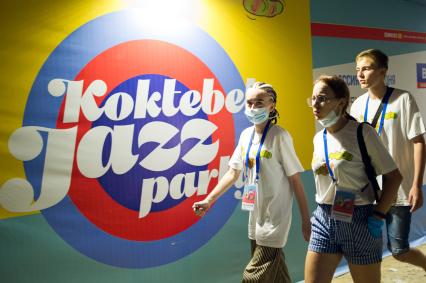 Крым, Коктебель. Зрители идут на Международный джазовый фестиваль Koktebel Jazz Party - 2020 в Крыму.