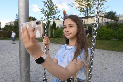 Москва. Девушка на качелях.