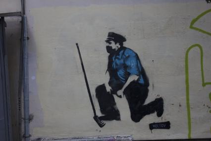 Екатеринбург. Граффити в виде полицейского наступающего на грабли, созданное в рамках нелегального фестиваля уличной культуры \'Карт Бланш\'