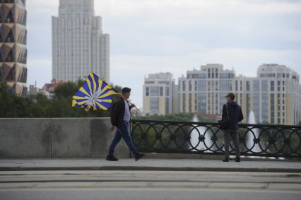 Екатеринбург. Мужчина с флагом ВВС России во время празднования дня военно-воздушных сил