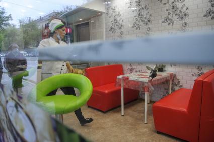 Екатеринбург. Работница павильона с шаурмой прогоняет голубя с стола