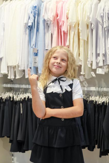 Красноярск. Девочка примеряет  школьную форму в магазине.