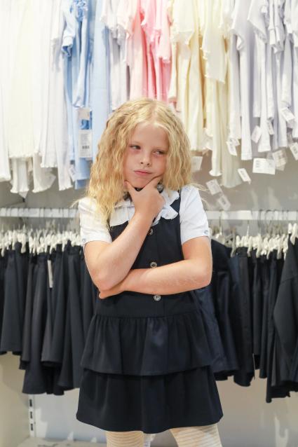 Красноярск. Девочка примеряет  школьную форму в магазине.