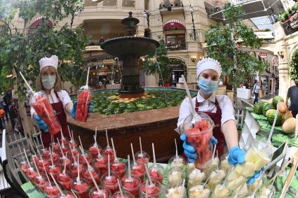 Москва.  Фонтан, заполненный арбузами и дынями, в  ГУМе в рамках фестиваля `Московское лето`, `Фестиваль варенья `.