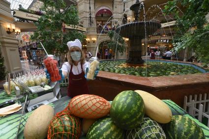 Москва.  Фонтан, заполненный арбузами и дынями, в  ГУМе в рамках фестиваля `Московское лето`, `Фестиваль варенья `.