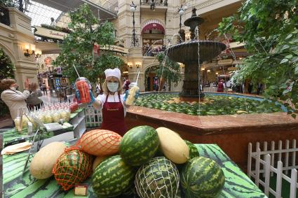 Москва.  Фонтан, заполненный арбузами и дынями, в  ГУМе в рамках фестиваля `Московское лето`, `Фестиваль варенья `.