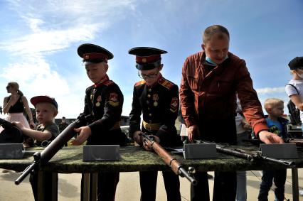 Екатеринбург. Танковый полигон 32-го военного городка. Международный военно-технический форум \'Армия-2020\'. Посетители у стенда с стрелковым оружием