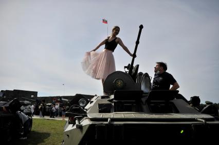 Екатеринбург. Танковый полигон 32-го военного городка. Международный военно-технический форум \'Армия-2020\'. Девушка на БТР-82