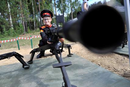 Екатеринбург. Танковый полигон 32-го военного городка. Международный военно-технический форум \'Армия-2020\'. Суворовец у пулемета Корд