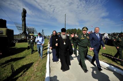Екатеринбург. Танковый полигон 32-го военного городка. Международный военно-технический форум \'Армия-2020\'. (справа налево) Полномочный представитель президента в УрФО Николай Цуканов, Командующий восками ЦВО генерал-лейтенант Александр Лапин и митрополит Екатеринбургский и Верхотурский Кирилл во время обхода выставки