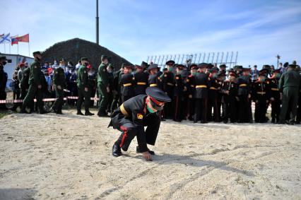 Екатеринбург. Танковый полигон 32-го военного городка. Международный военно-технический форум \'Армия-2020\'. Суворовец поднимает стрелянные гильзы