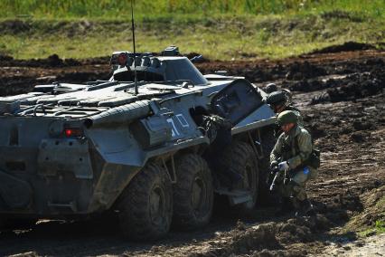 Екатеринбург. Танковый полигон 32-го военного городка. Международный военно-технический форум \'Армия-2020\'. Бойцы спецназа во время демонстрационного показа