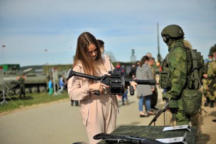 Екатеринбург. Танковый полигон 32-го военного городка. Международный военно-технический форум \'Армия-2020\'. Посетители у стенда с стрелковым оружием