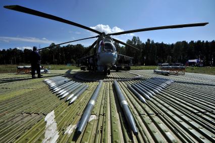 Екатеринбург. Танковый полигон 32-го военного городка. Международный военно-технический форум \'Армия-2020\'. Боекомплект вертолета Ми-24