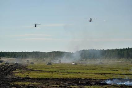 Екатеринбург. Танковый полигон 32-го военного городка. Международный военно-технический форум \'Армия-2020\'. Вертолеты Ми-24, Танк Т-73-Б3 и БТР-80 во время демонстрационного показа