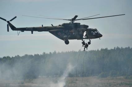 Екатеринбург. Танковый полигон 32-го военного городка. Международный военно-технический форум \'Армия-2020\'. Вертолет ми-8 десантирует бойцов спецназа во время демонстрационного показа