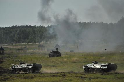 Екатеринбург. Танковый полигон 32-го военного городка. Международный военно-технический форум \'Армия-2020\'. Танк Т-73Б3 и БТР-80 во время демонстрационного показа