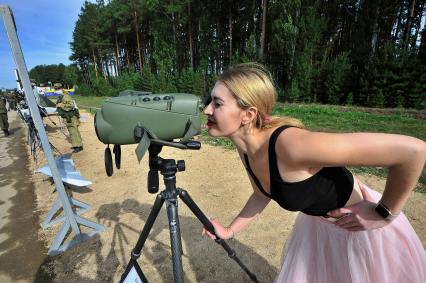 Екатеринбург. Танковый полигон 32-го военного городка. Международный военно-технический форум \'Армия-2020\'. Девушка смотрит в тепловизор