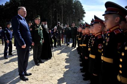 Екатеринбург. Танковый полигон 32-го военного городка. Международный военно-технический форум \'Армия-2020\'. (слева направо) Полномочный представитель президента в УрФО Николай Цуканов,  Командующий восками ЦВО генерал-лейтенант Александр Лапин и митрополит Екатеринбургский и Верхотурский Кирилл, перед строем суворовцев