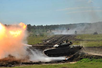 Екатеринбург. Танковый полигон 32-го военного городка. Международный военно-технический форум \'Армия-2020\'. Танк Т-73Б3 во время демонстрационного показа