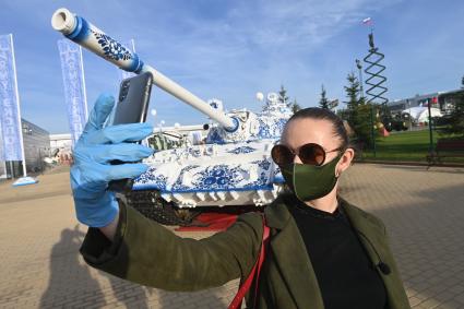 Московская область. Танк Т-55, расписанный под гжель на международном военно-техническом форуме `Армия-2020`на территории выставочного центра Вооруженных сил России `Патриот`.