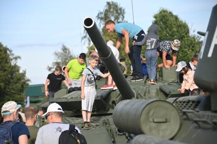 Московская область. Посетители осматривают экспонаты во время соревнований танковых экипажей в рамках конкурса `Танковый биатлон` на полигоне  Алабино на VI Армейских международных игр `АрМИ-2020`.