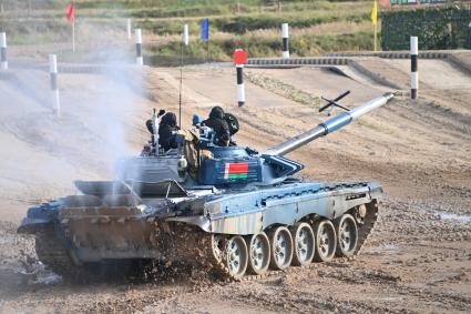 Московская область. Танк Т-72 команды военнослужащих Белоруссии во время соревнований танковых экипажей в рамках конкурса `Танковый биатлон` на полигоне Алабино на VI Армейских международных игр `АрМИ-2020`.