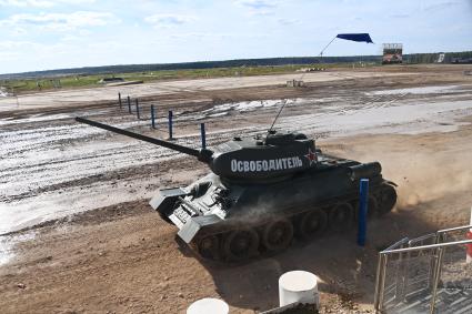 Московская область. Танк`Освободитель` во время заездов экипажей  советских танков Т-34-85 на показательных выступлениях   в рамках конкурса `Танковый биатлон` на полигоне  Алабино на VI Армейских международных игр `АрМИ-2020`.