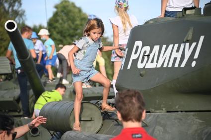 Московская область. Посетители осматривают экспонаты во время соревнований танковых экипажей в рамках конкурса `Танковый биатлон` на полигоне  Алабино на VI Армейских международных игр `АрМИ-2020`.