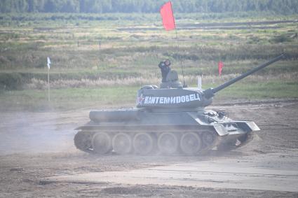 Московская область. Танк`Кантемировец` во время заездов экипажей советских танков Т-34-85 на показательных выступлениях в рамках конкурса `Танковый биатлон` на полигоне Алабино на VI Армейских международных игр `АрМИ-2020`.