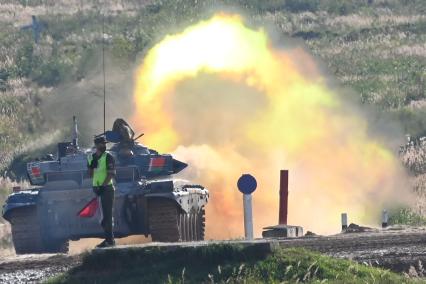 Московская область. Танк Т-72 команды военнослужащих Белоруссии во время соревнований танковых экипажей в рамках конкурса `Танковый биатлон` на полигоне Алабино на VI Армейских международных игр `АрМИ-2020`.