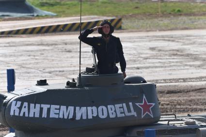 Московская область. Танк`Кантемировец` во время заездов экипажей советских танков Т-34-85 на показательных выступлениях в рамках конкурса `Танковый биатлон` на полигоне Алабино на VI Армейских международных игр `АрМИ-2020`.