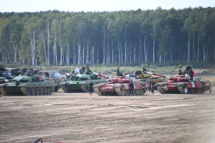 Московская область. Участники соревнований танковых экипажей в рамках конкурса `Танковый биатлон` на полигоне Алабино на VI Армейских международных игр `АрМИ-2020`.