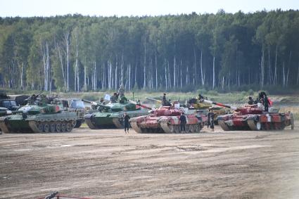 Московская область. Участники соревнований танковых экипажей  в рамках конкурса `Танковый биатлон` на полигоне  Алабино на VI Армейских международных игр `АрМИ-2020`.