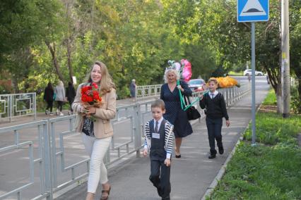 Красноярск. Первое сентября. Родители провожают детей в школу.