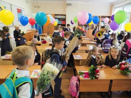 Москва.   Первоклассники сидят в классе.