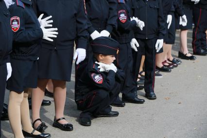 Барнаул. Первое сентября. Учащиеся правоохранительных классов школы № 53 на торжественной линейке.