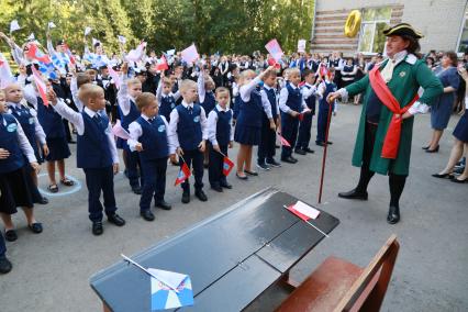 Барнаул. Первое сентября. Учащиеся школы № 53 на торжественной линейке.