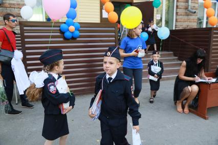 Барнаул. Первое сентября. Учащиеся правоохранительных классов школы № 53.