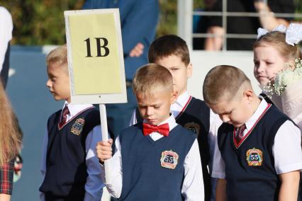 Барнаул. Первое сентября. Учащиеся школы № 55 на торжественной линейке.