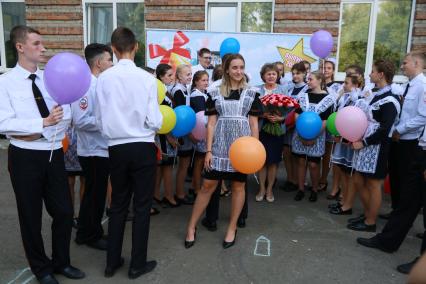 Барнаул. Первое сентября. Учащиеся школы № 53 на торжественной линейке.