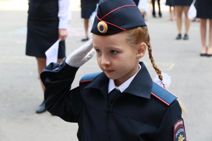 Барнаул. Первое сентября. Учащаяся правоохранительных классов школы № 53 на торжественной линейке.