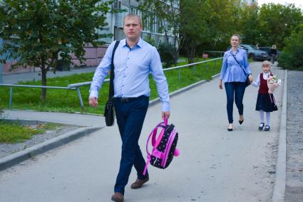 Новосибирск.   Родители провожают ребенка в школу в День знаний.