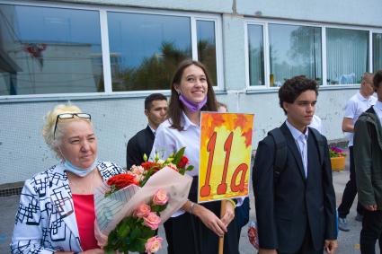 Новосибирск.  Учащиеся старших классов перед началом линейки в День знаний.