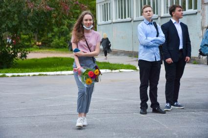 Новосибирск.  Учащиеся старших классов перед началом линейки в День знаний.