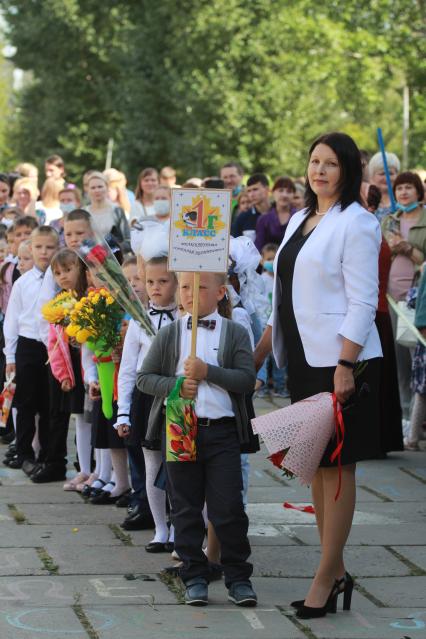 Иркутск.   Первоклассники на торжественной линейке, посвященной Дню знаний.