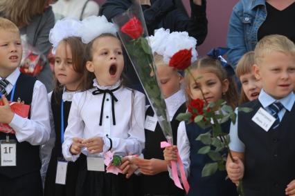 Иркутск.   Первоклассники на торжественной линейке, посвященной Дню знаний.