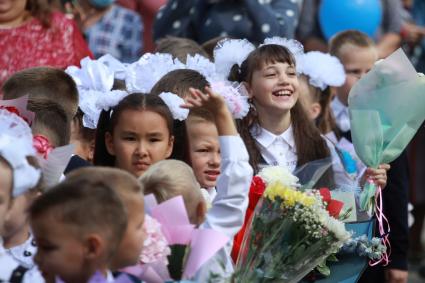 Иркутск. Первоклассники на торжественной линейке, посвященной Дню знаний.