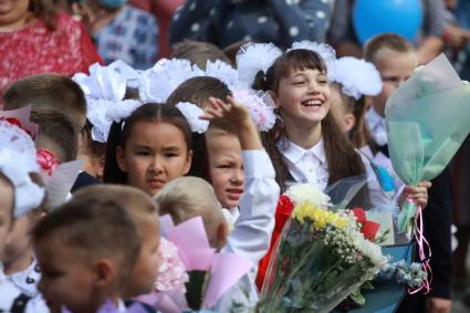 Иркутск.   Первоклассники на торжественной линейке, посвященной Дню знаний.